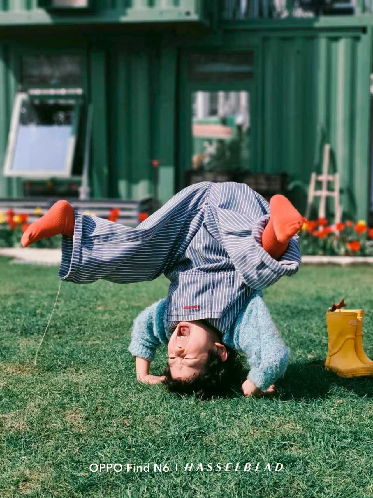 以前折叠屏最大的槽点就是拍照只是“凑合能用”，现在终于有厂商开始认真做影像了。作