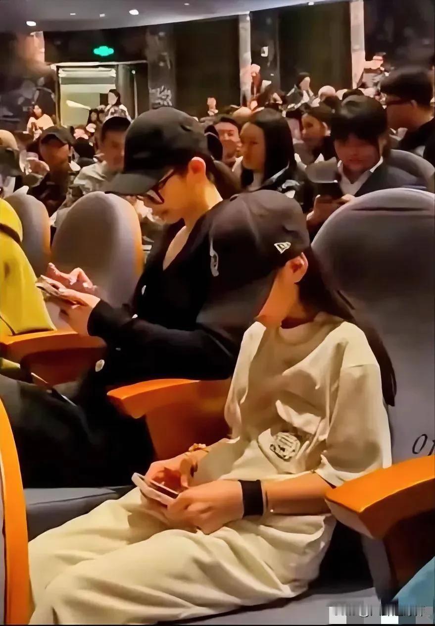 戚薇女儿都这么大了？感觉像爸爸更多一些！
小时候是翻版戚薇，现在稚气开始褪去，婴