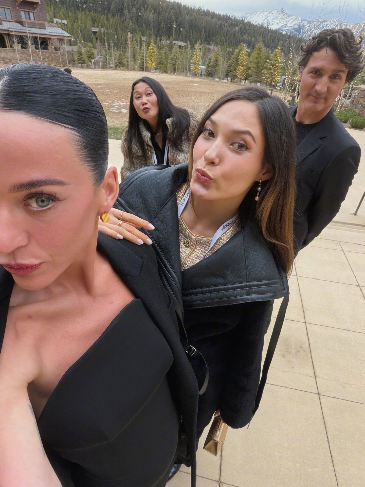 谷爱凌水果姐同框合影 3月31日，水果姐Katy Perry在社交媒体更新和谷爱