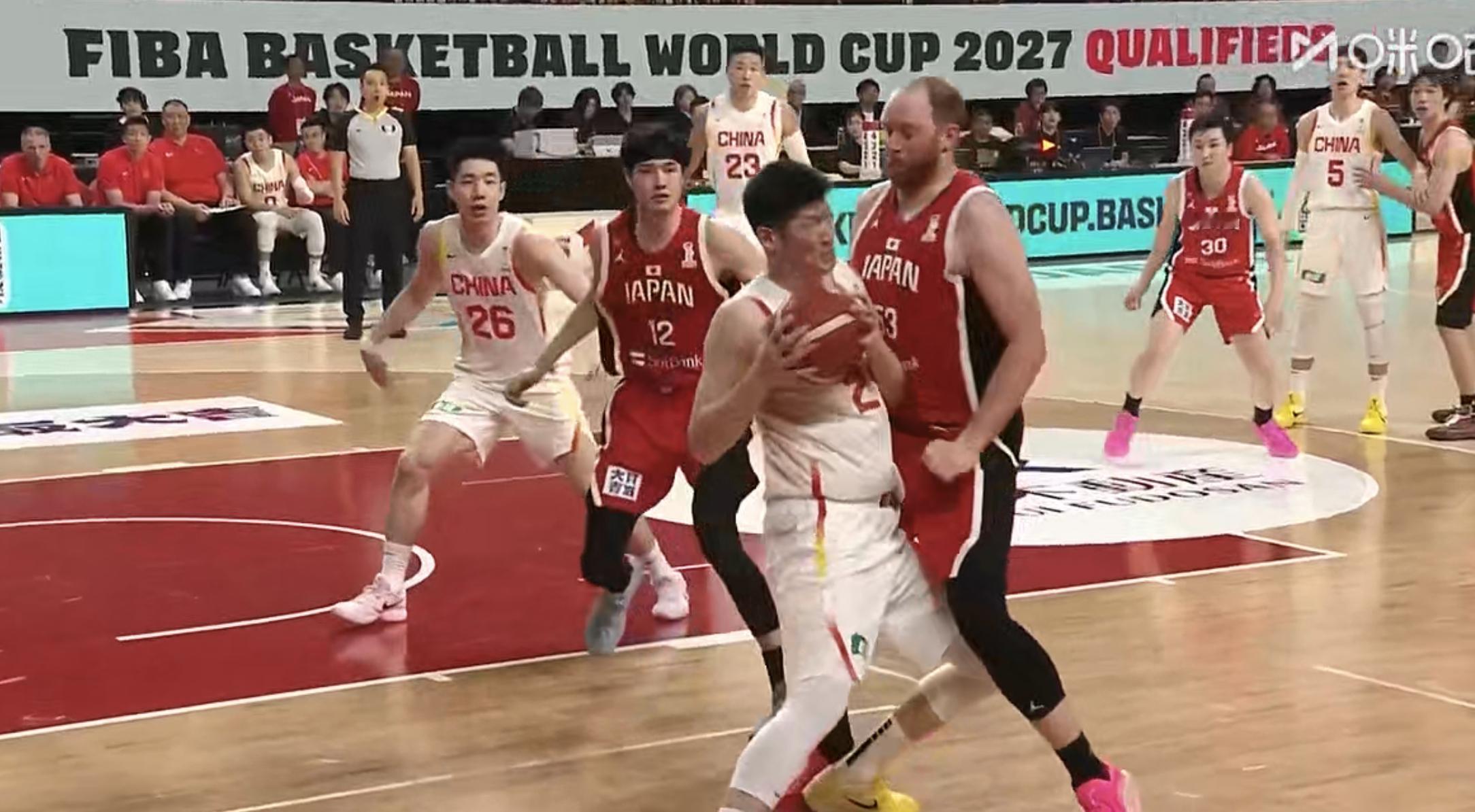 卧槽！这日本主场的判罚也太逆天了啊！中国男篮vs日本男篮
