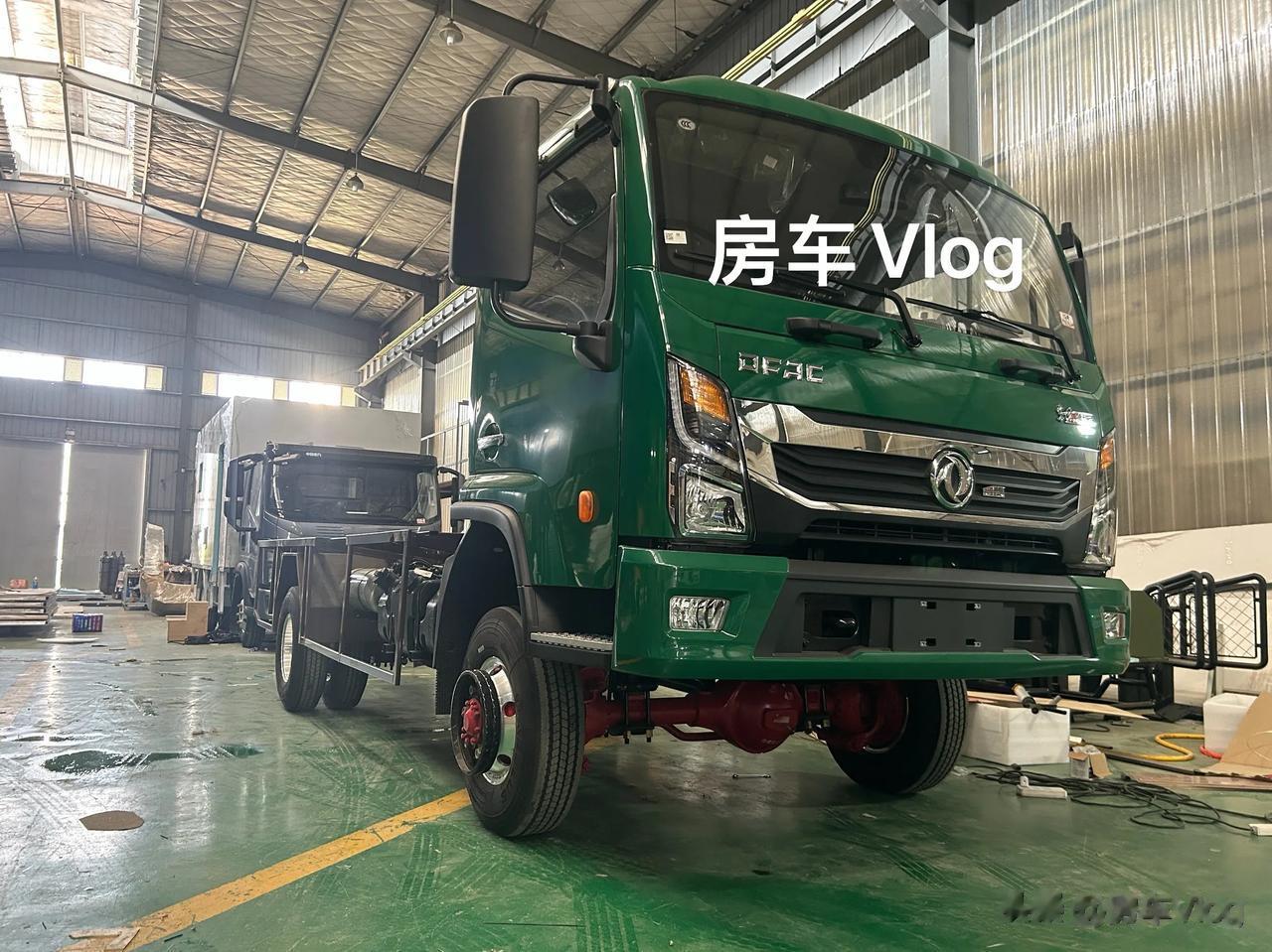 东风四驱自动挡轻卡越野房车是一款基于东风轻型卡车底盘打造的越野房车。它采用了尼桑