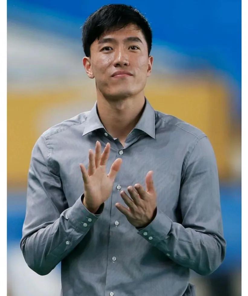 中国体坛退役巨星都担当什么职务?
1、刘翔---上海体育局团委副书记
2、姚明-