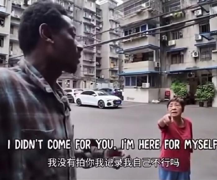 老外成都租房遇阻！
成都大爷大妈联手护院，不让看房: 没的看头，哪个都不敢租给你