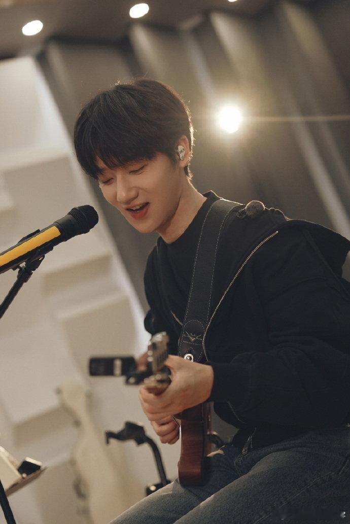 蒋敦豪李昊何浩楠加盟快乐老友记 三子加盟快乐老友记，新老好朋友同框，看点十足超期