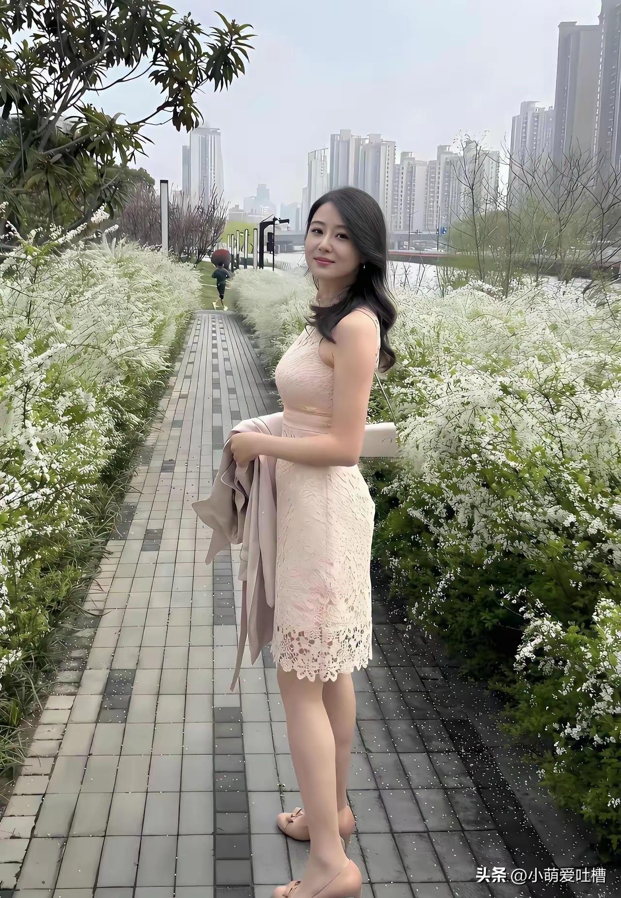 此刻，花也无法与她媲美！