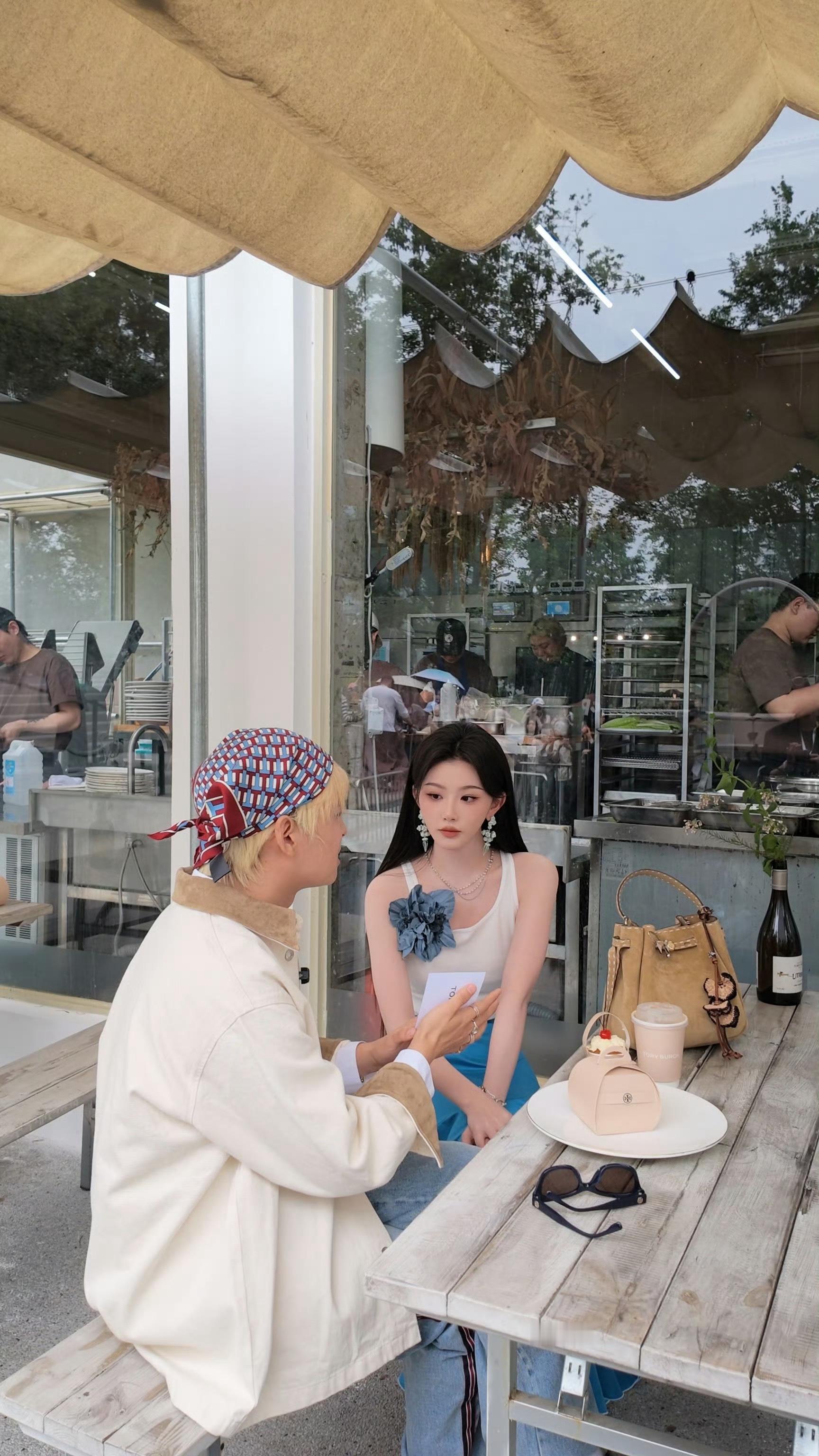 孔雪儿穿老头背心都这么漂亮的女人果然美女穿什么都自带氛围感，孔雪儿连老头背心都能