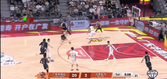 张皓嘉这个球本来我还以为他是准备要暴扣得分了，结果最后想来个巧的，结果空篮不进！