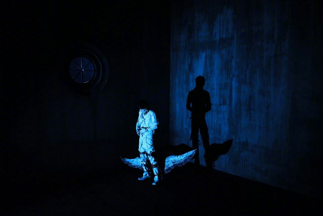 严浩翔SM2舷窗概念照严浩翔翅膀与枷锁共生舷窗微光、禁锢船舱，翅膀与枷锁共生，把