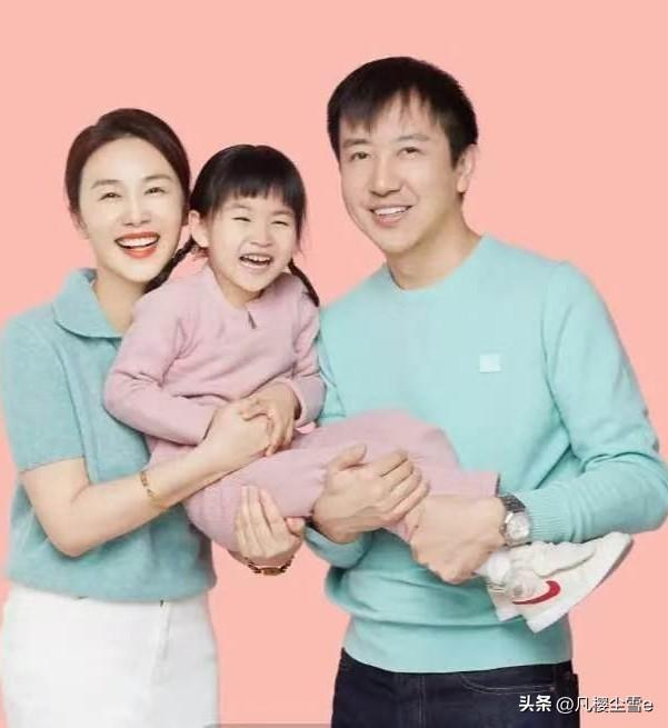 这是梅婷前夫鄢颇的全家照，左边是妻子，中间是女儿，他的妻子笑起来有点像演员王子文