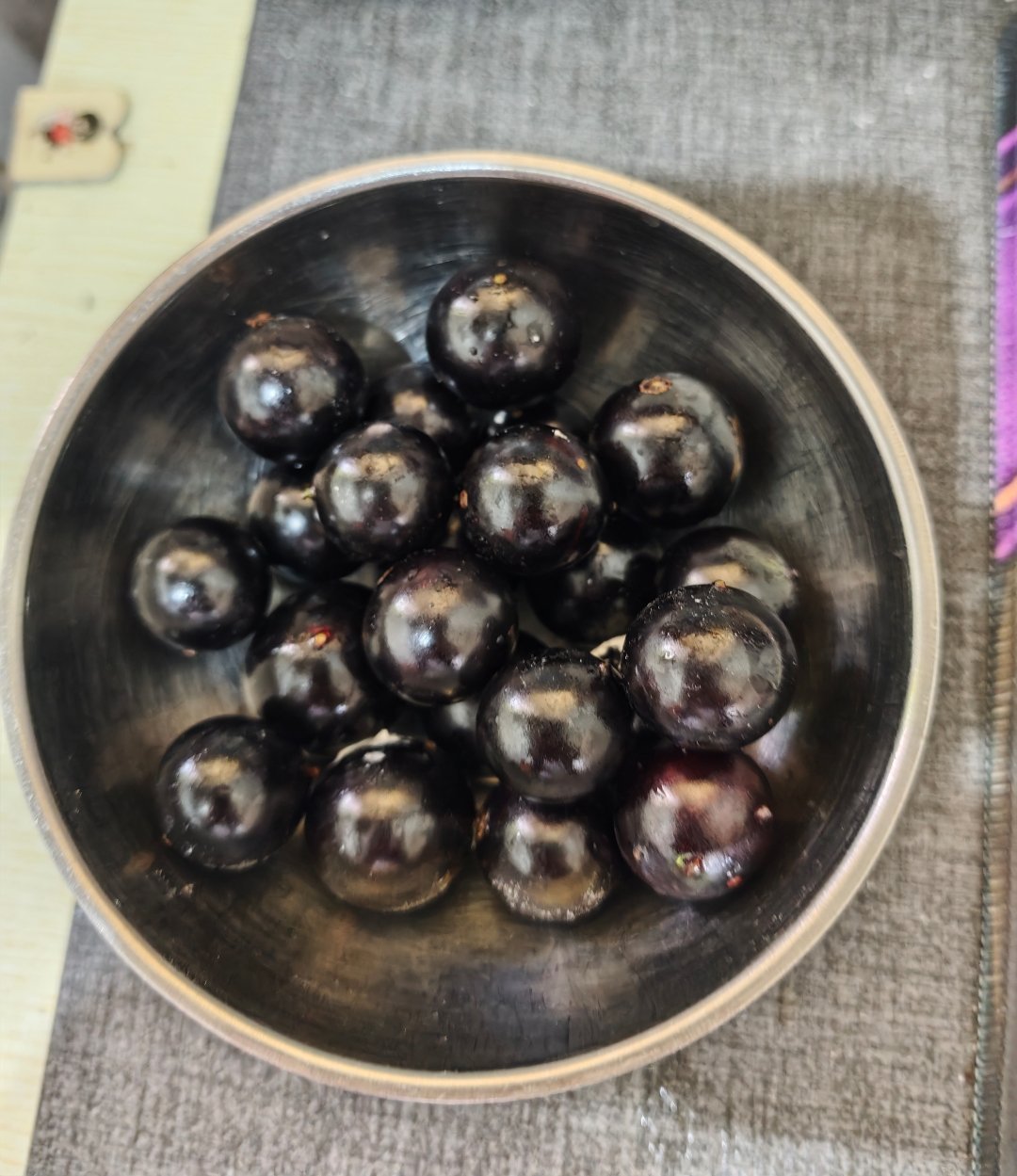 第一次见到树葡萄，原来真是长树上的，还挺甜的！ 