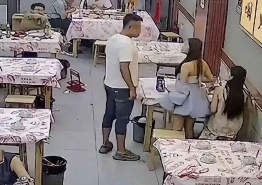 女子跟朋友在饭店吃宵夜，却遭陌生男子抚摸头部，对方拒不道歉也就算了，他朋友还对女
