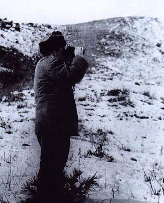 1950年，一个志愿军排长无视上级阻击美军的命令，弃守高地，放走美军坦克。

1