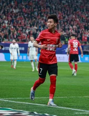 韦世豪，
听我一句劝，
先别纠结射门了，赶紧去琢磨琢磨角度。

今天亚冠打广岛，