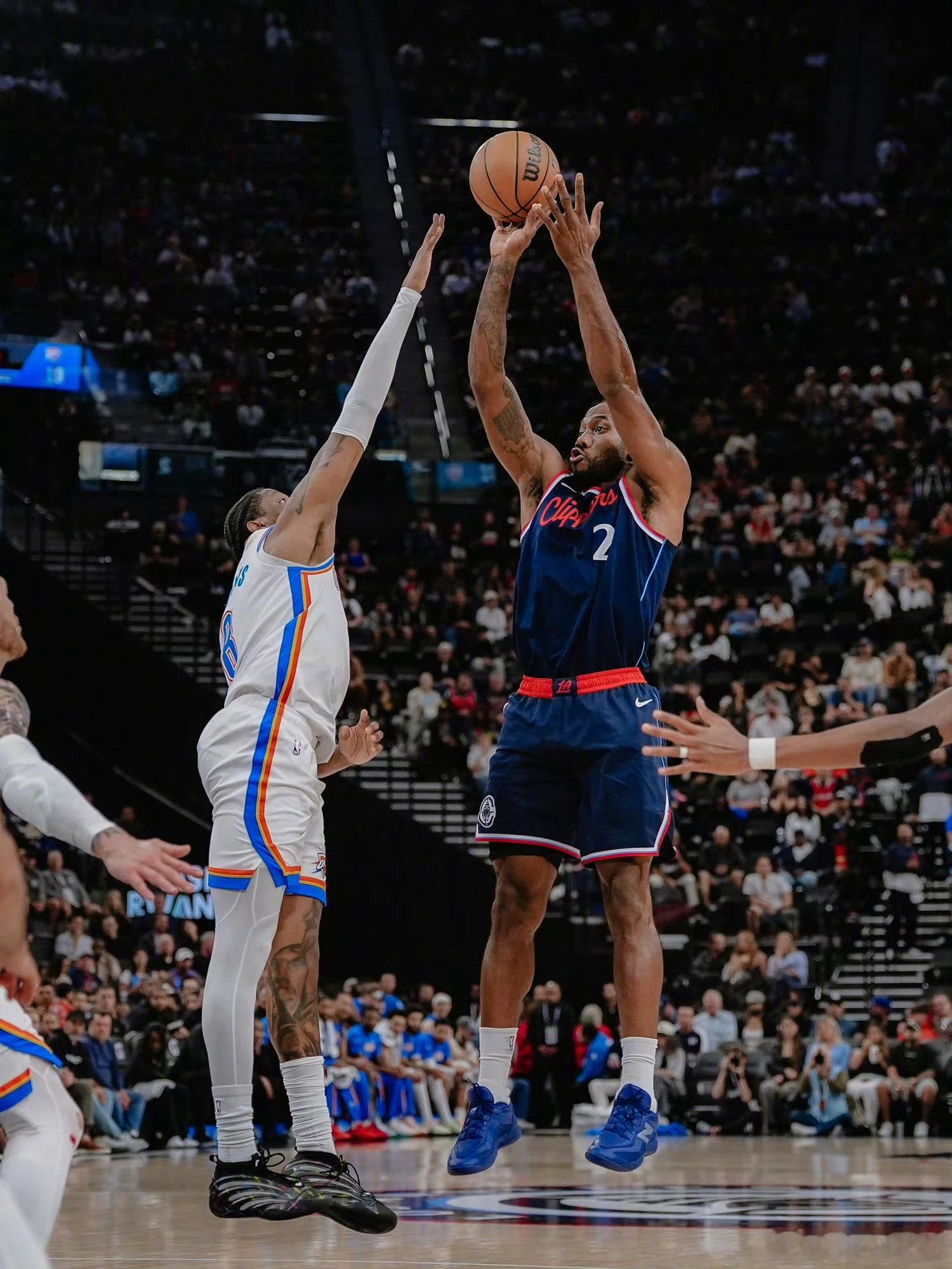 没打多久！伦纳德今天出战30分钟，投篮18中8，三分5中2，罚球4中2，拿到20