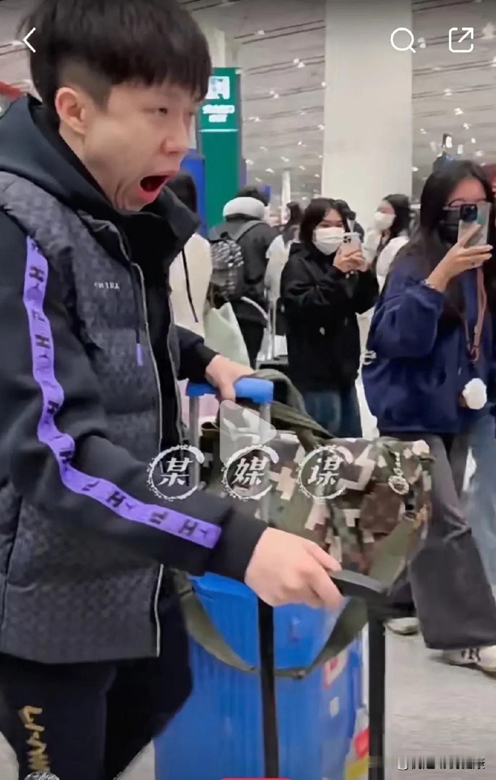 头哥王楚钦真的很辛苦，困的不行！

刚刚参加完中国大满贯赛事，还没来得及好好休息
