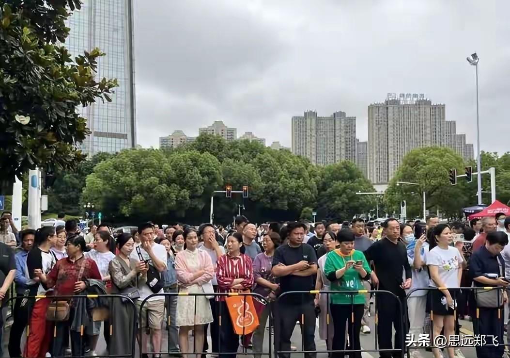 又是妈妈们有机会穿旗袍的机会
因为今天是高考
在七年前儿子考试的时候，我并没有穿
