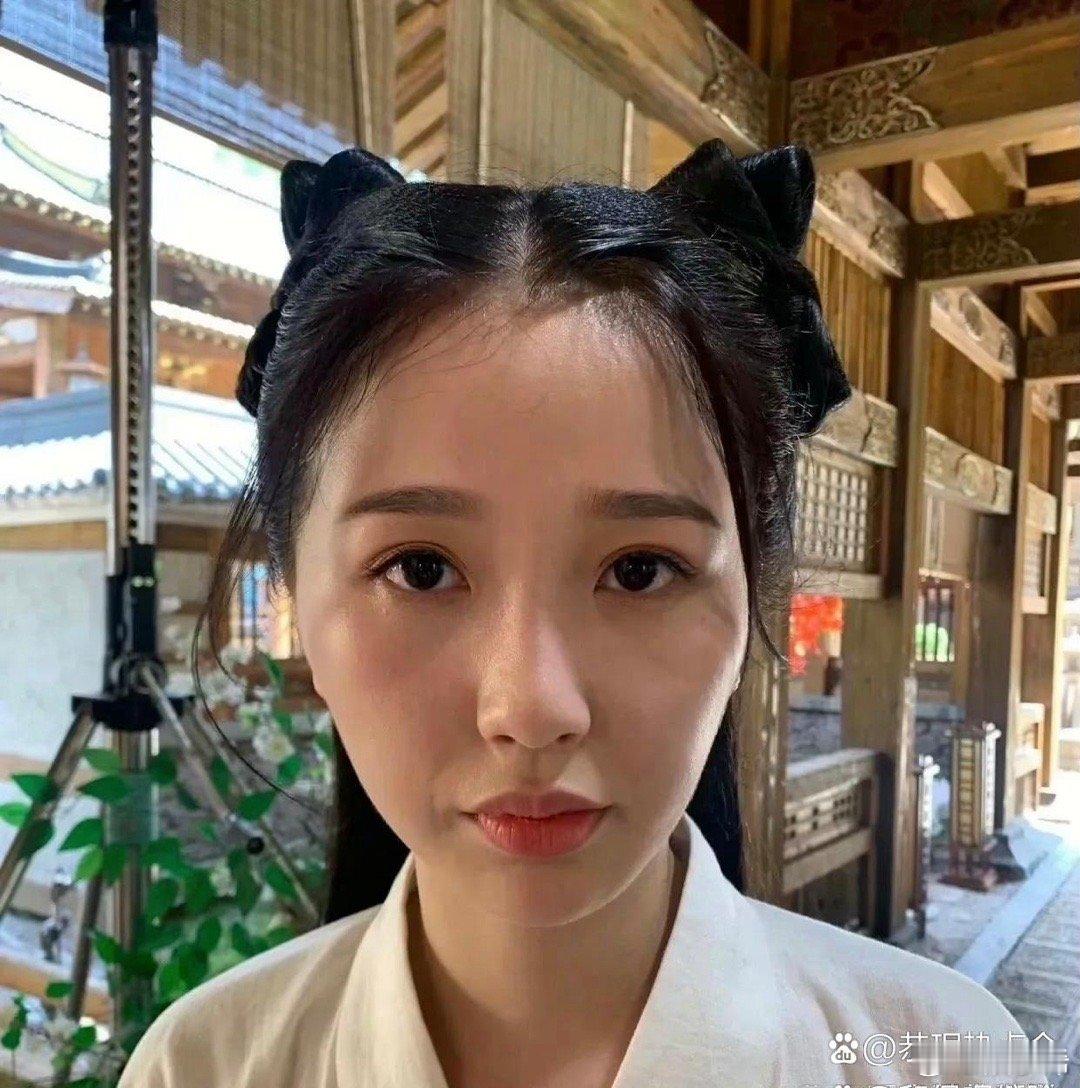 虞书欣素颜照惊艳亮相，皮肤白皙细腻，宛如凝脂，瞬间引发了网友的赞美。 