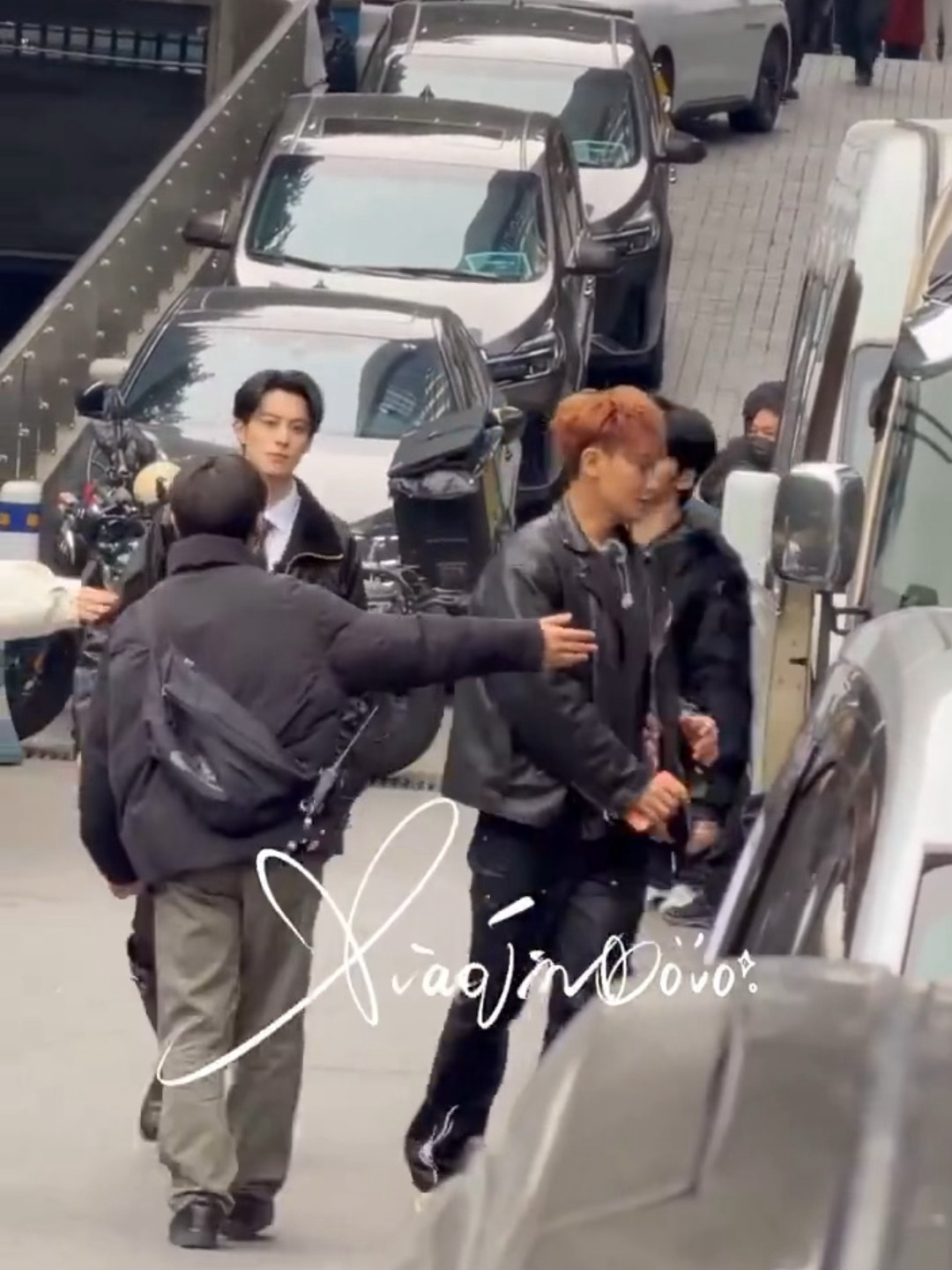 行星饭四叶草大战迎来最终篇章《黄子韬进时代峰峻大楼》黄子韬进时代峰峻大楼