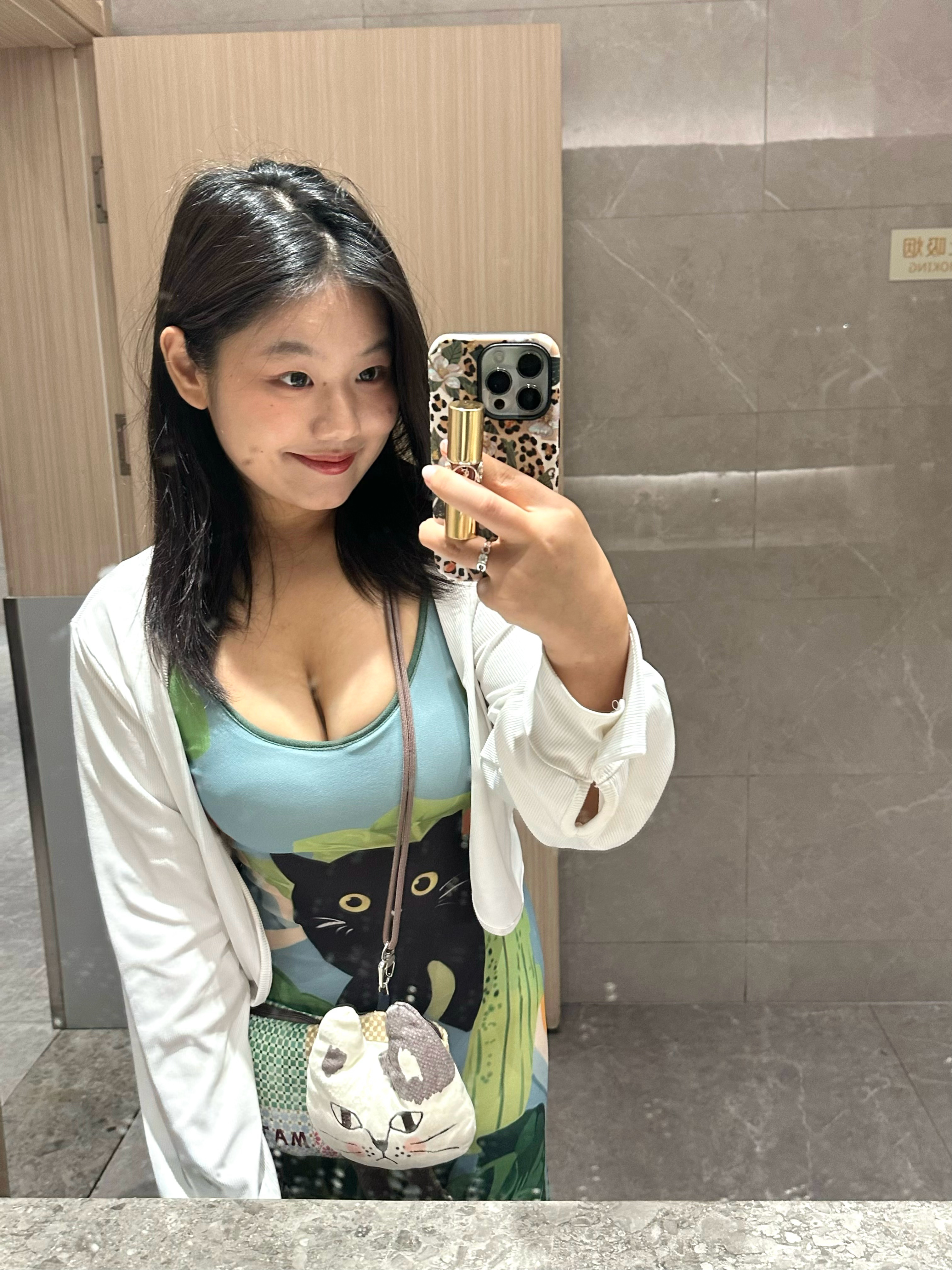 这裙子自带的胸垫也太鸡肋了，形状会很明显地透出来[哼]还不如不带呢… ​​​