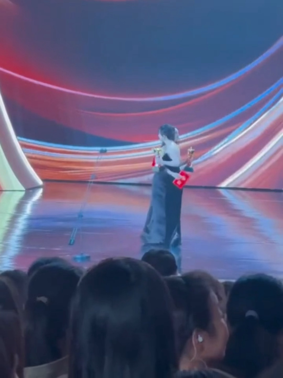 两位视后的拥抱！恭喜幂幂恭喜俪俪🎉孙俪杨幂视后拥抱 杨幂拥抱孙俪孙俪杨幂两位视