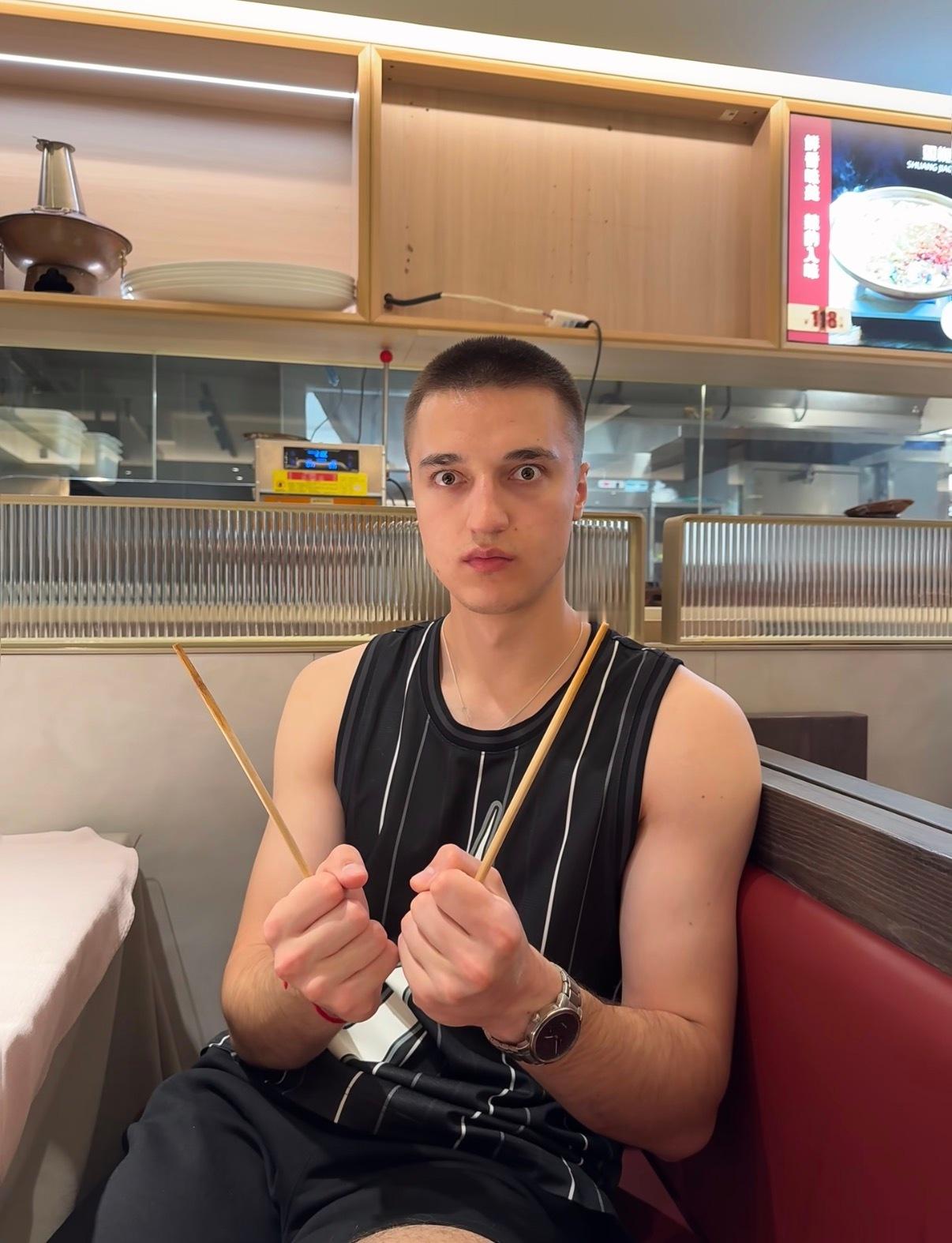 哈哈哈，真是难为这俩老外了，也没有嘲笑的意思。说实话，洋人不会用筷子挺正常的，我