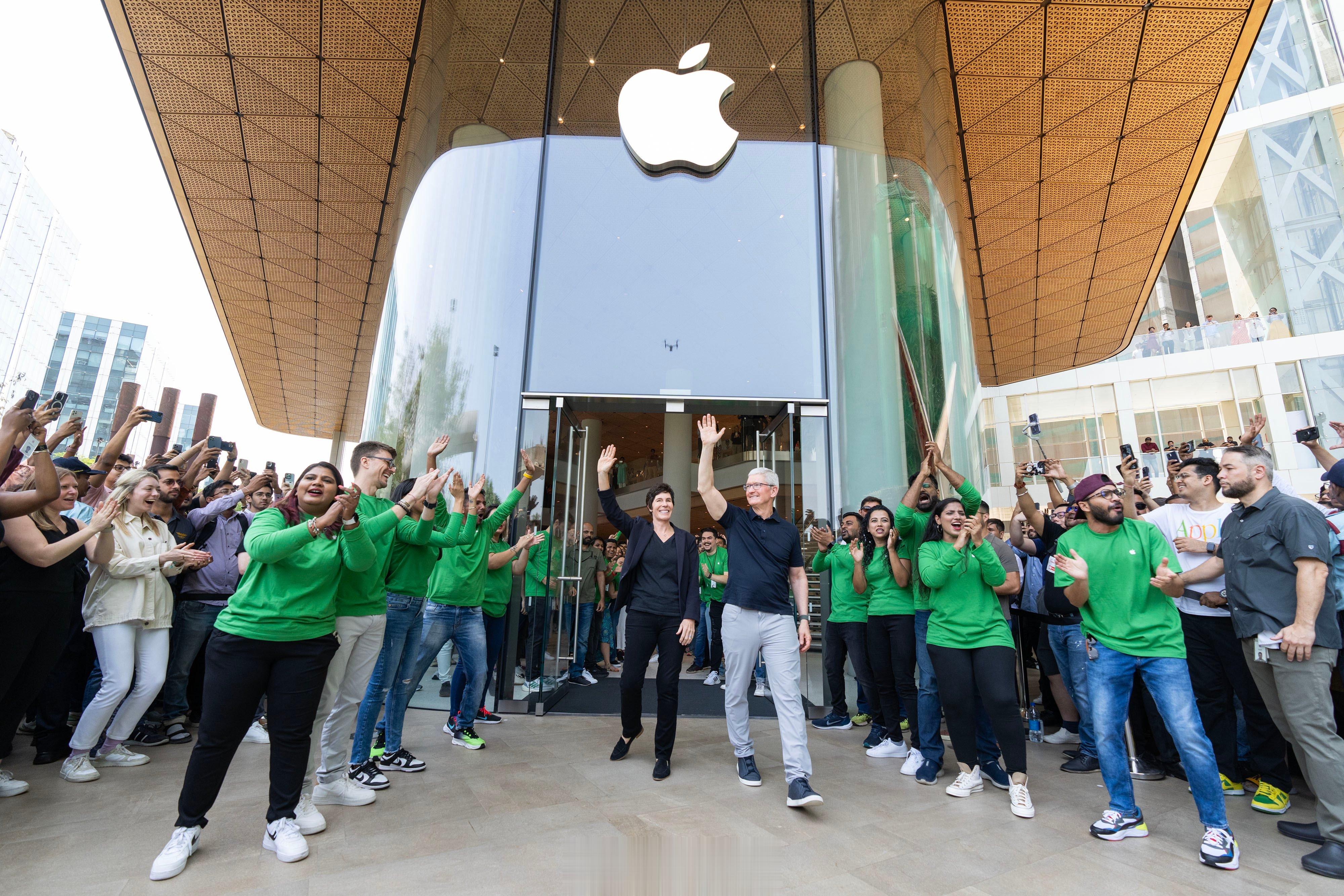 孟买，苹果开设印度第一家Apple Store。曾在中国走的路，在印度再走一次。