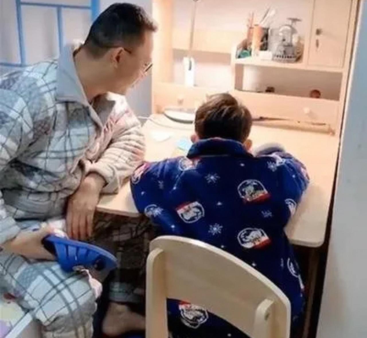 家长辅导作业崩溃实录：白天好好的人，晚上秒变暴躁战神

要说当代成年人最大的渡劫