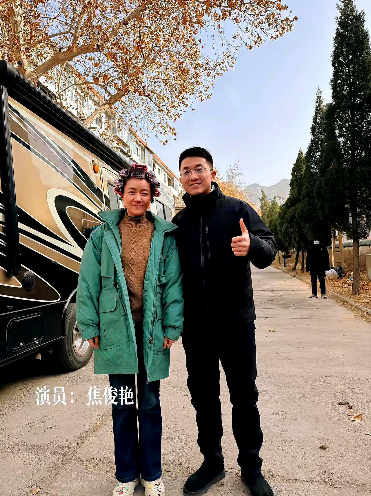 剧组探班有幸与明星焦俊艳合影留念
 

这次探班能和焦俊艳合影，还觉得她本人大大