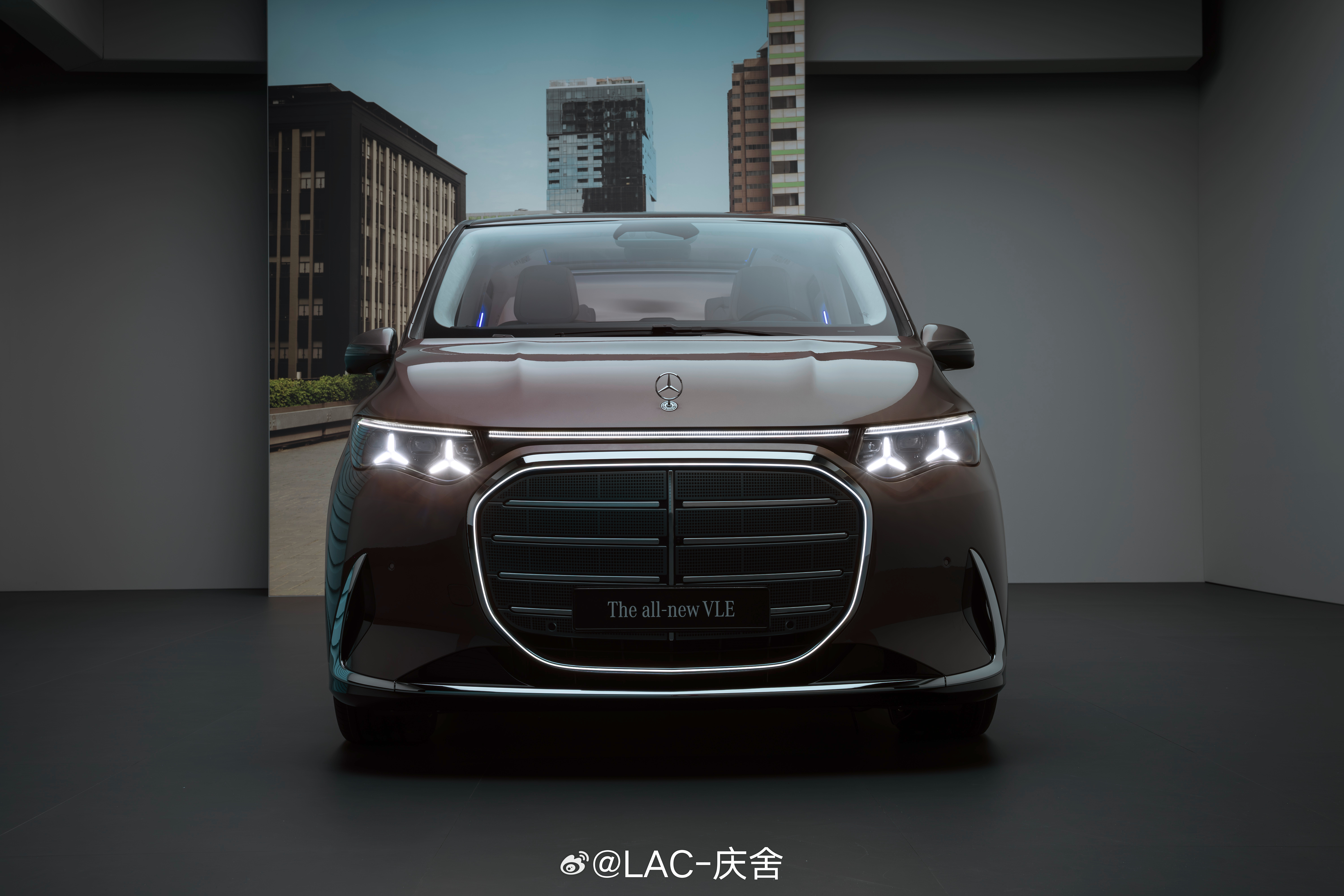 奔驰VLE全球首发了，跟我们去年拍过的概念车外观上非常相似，给大家把外观的几个风