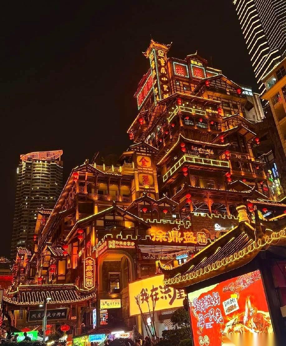 聊聊重庆洪崖洞边上的一家火锅店，和两个在那儿打暑假工的男大学生。
整整五十五天，