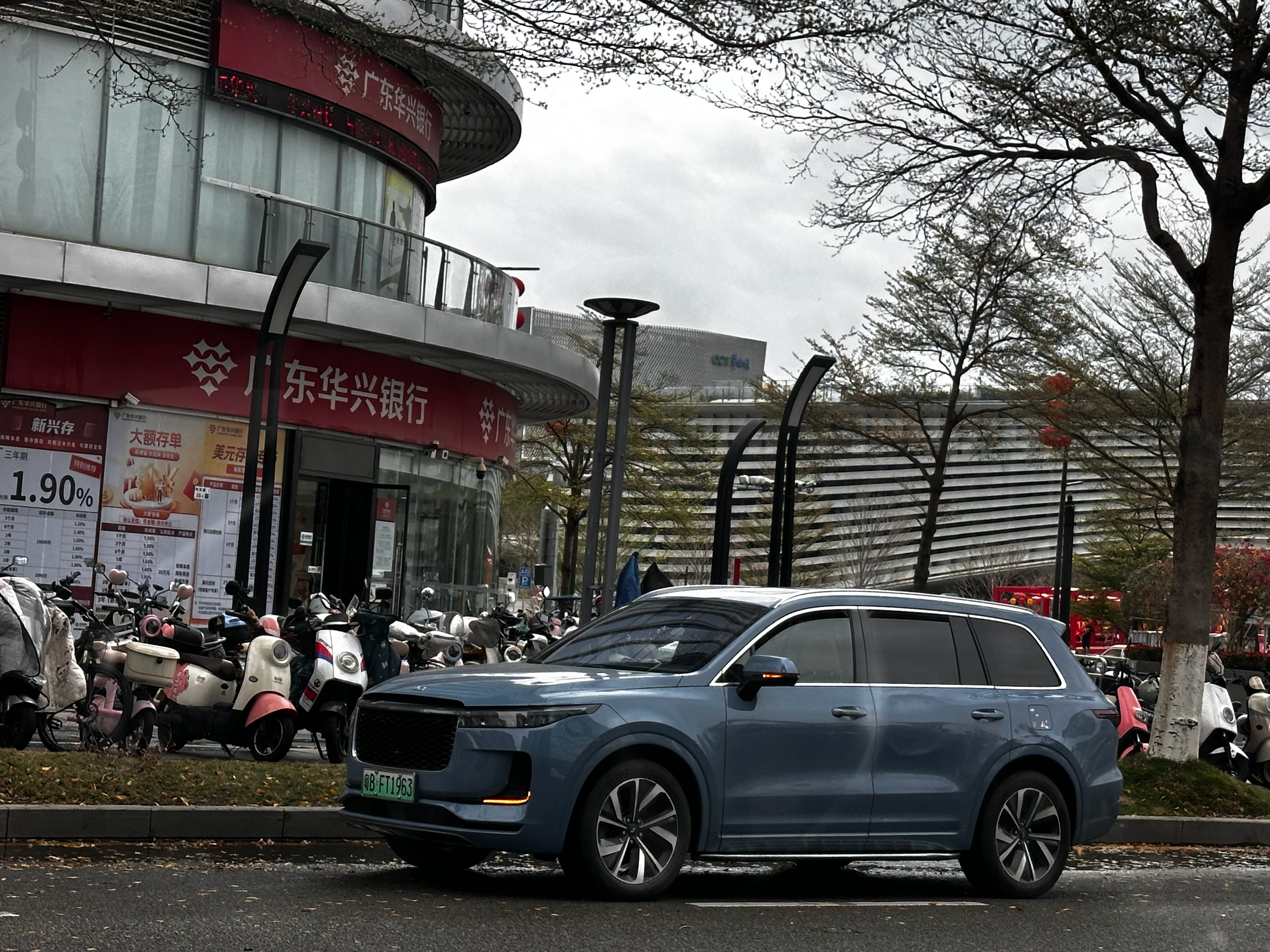 在等红绿灯的时候，看到一款帅爆了的车。 深圳·深圳书城湾区之眼