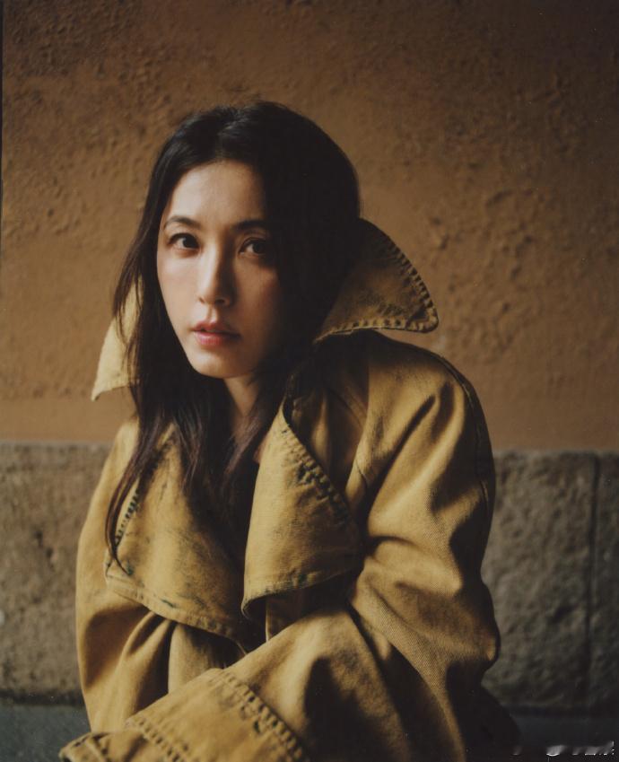 #曾黎身材曲线#  曾黎的身材曲线在意大利时尚杂志《cap74024》十周年纪念