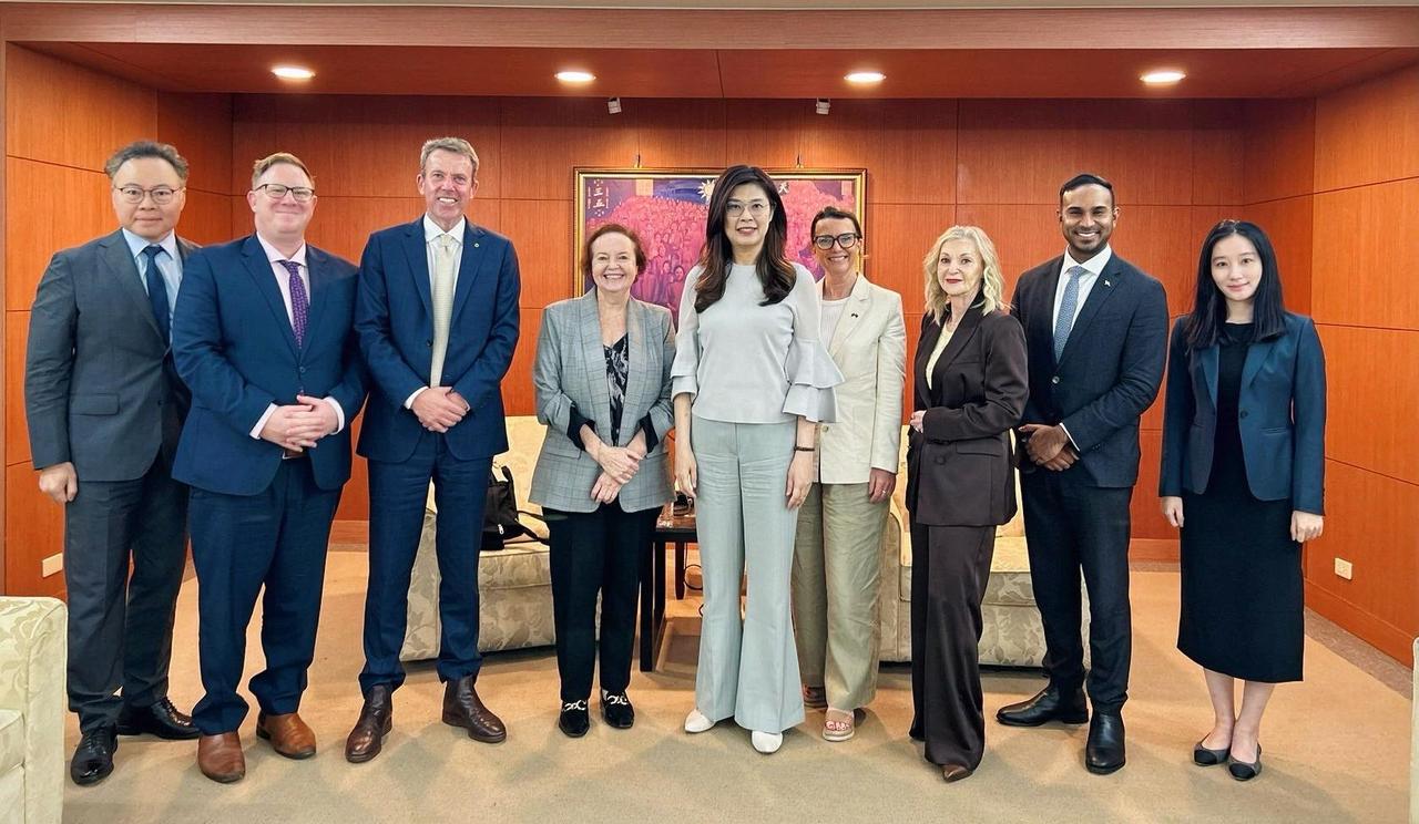 现在郑丽文看起来像是在一个个地说服各国来接受国民党在两岸问题上的立场，在与50多