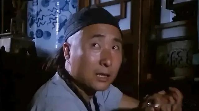 两位在家干嘛呢？胡同里遛弯呢，不回家看看足球吗？啥，看中国队对日本队呀，呵呵，都