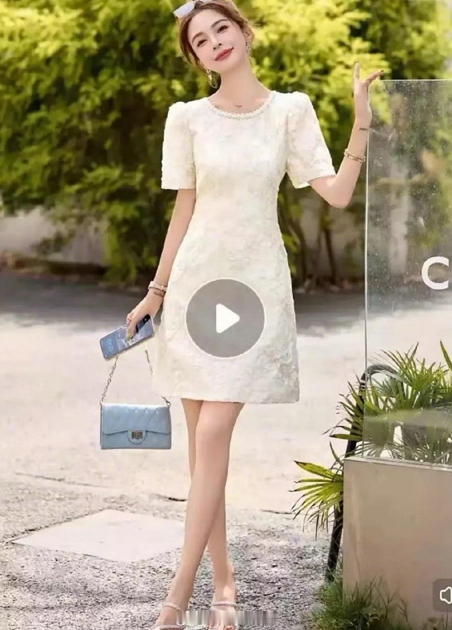 网友发现若若的手机壁纸疑似是田栩宁自拍照，这程度已经是用显微镜吃瓜了吧[老师好]