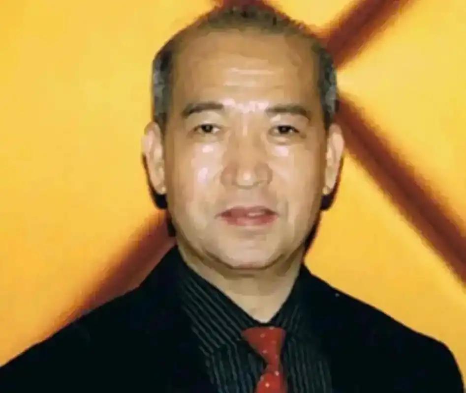 1981年，广东一男子继承巨额家产后跑到英国伦敦，天天穿着破衣烂衫扛麻袋，活像个