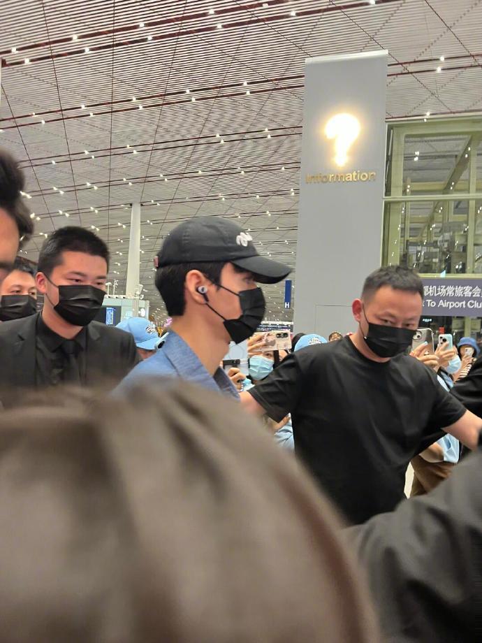 龚俊牛仔套装机场look龚俊戛纳已出发 龚俊戛纳已出发，是牛仔套装look满分帅