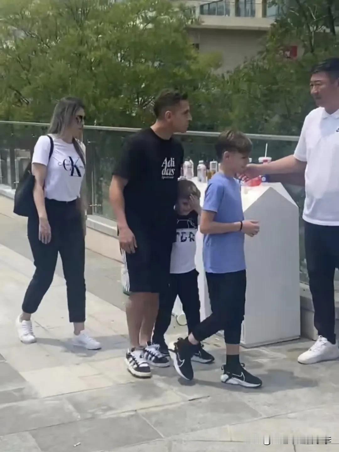 什么情况？前河南队外援航体之王伊沃现身大连足球青训基地
今天上午大连英博队在青训