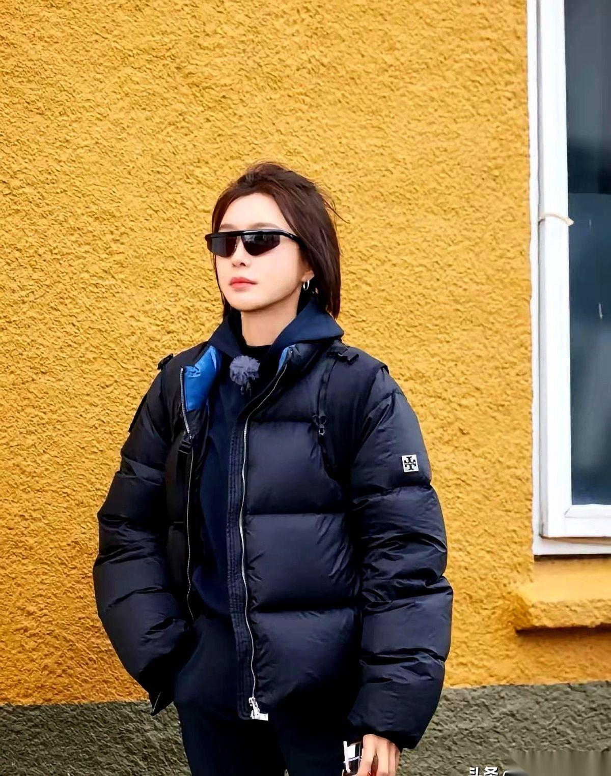 一件羽绒服，秦岚穿了一下，北京SKP三天就卖空了。
不是因为姐姐多带货，是这届群