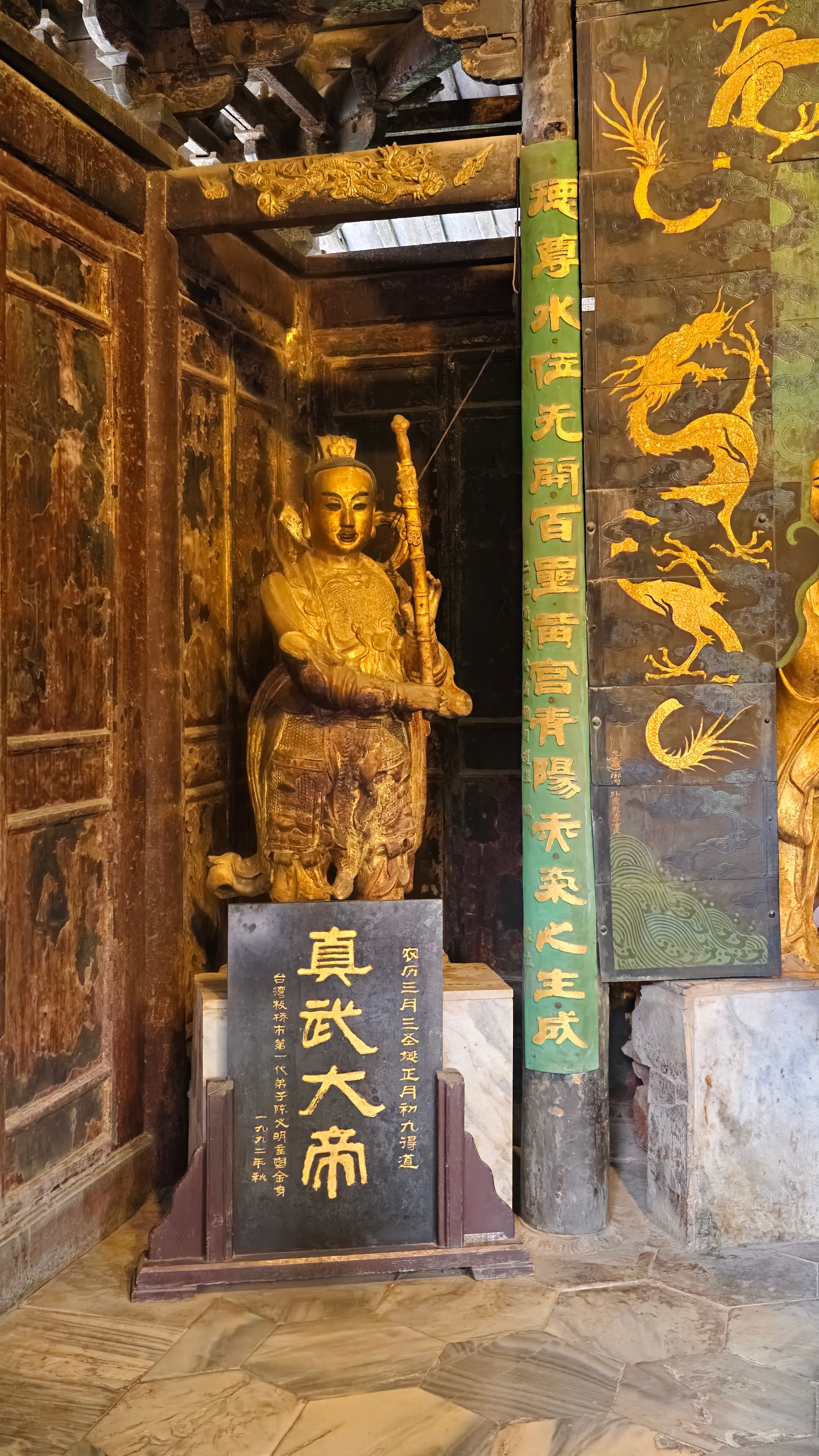昆明太和宫金殿暗光逆光、追求细节时，手机就露怯了。手机镜头，随手分享，到此一游可