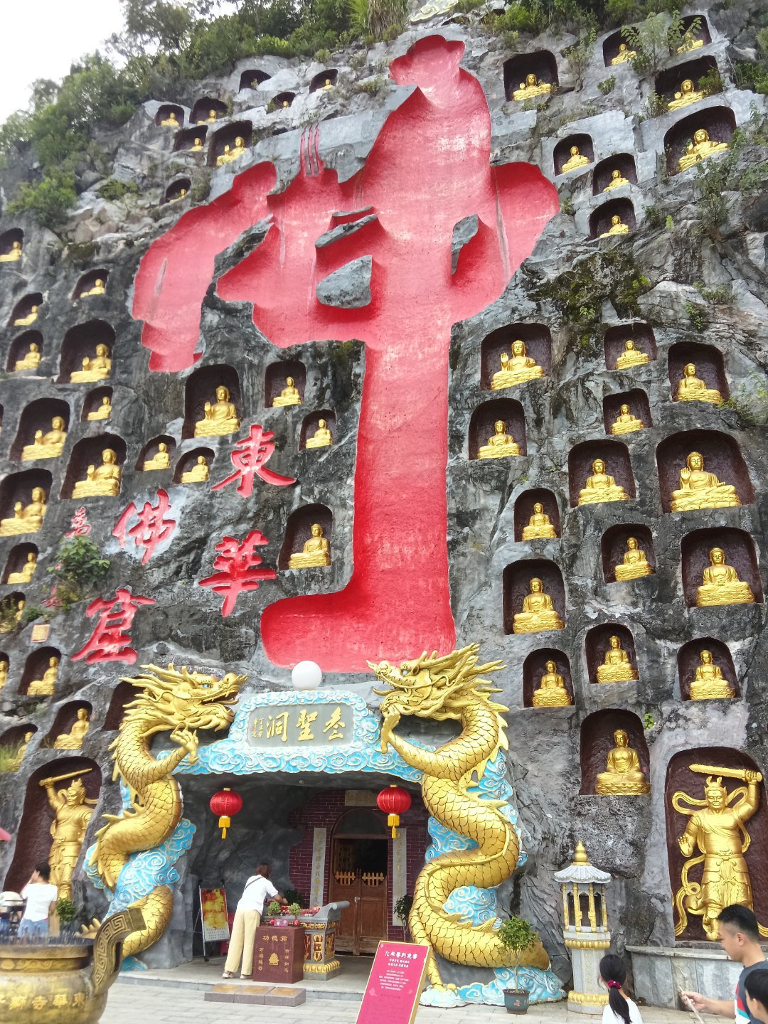 美股小幅扰动，A股科技惨遭重锤。资金抱团白酒、石油、银行避险，个股大面积下跌，指