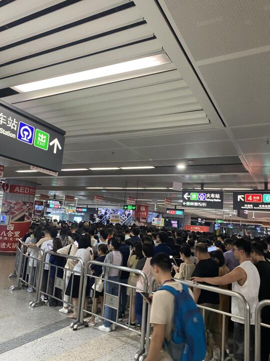 深圳还是人多，地铁站等一个小时！