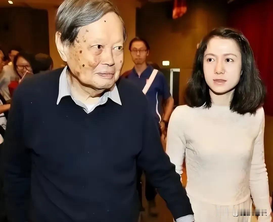 令人惊叹的婚姻！也是令无数男人羡慕的婚姻！

这对相对比较特殊的夫妻不是别人，正