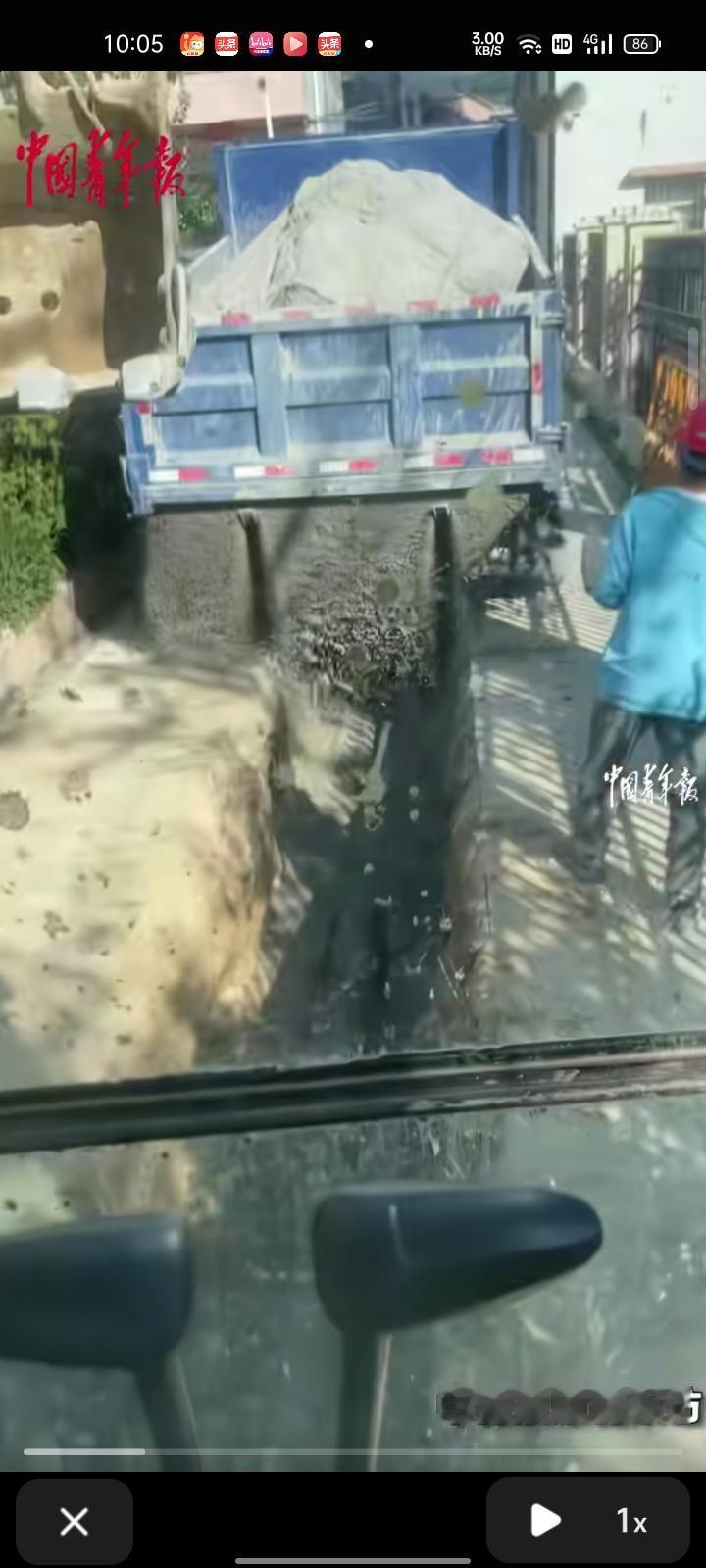 11月12日，茂名信宜市。挖掘机在学校附近施工时，司机娴熟的操作吸引一群小朋友，