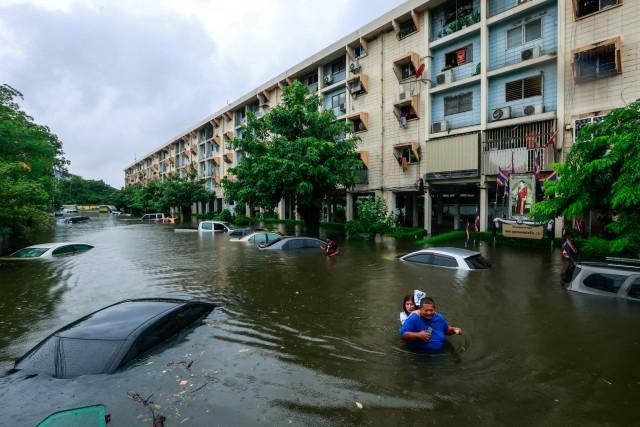 泰国特大暴雨，致首都曼谷全市成为洪灾区，范围扩展到12府38县，多地洪水齐腰深…