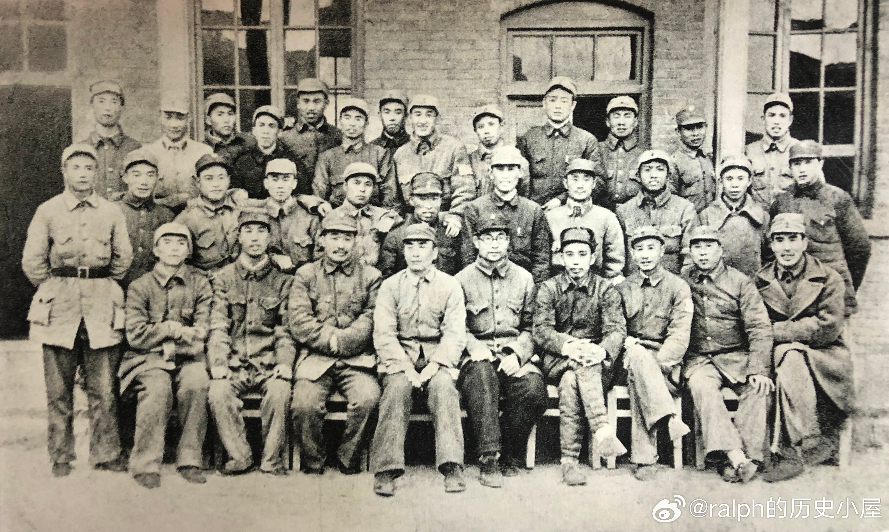 359旅延安高干会议合影。前排左起曾涤、王恩茂、贺龙、谭政、萧劲光、旅长王震、张