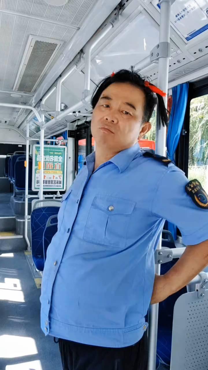 只要我们不跟有钱人玩，我们就不穷；不跟好看的玩，我们就不丑；不跟瘦的玩，我们就不