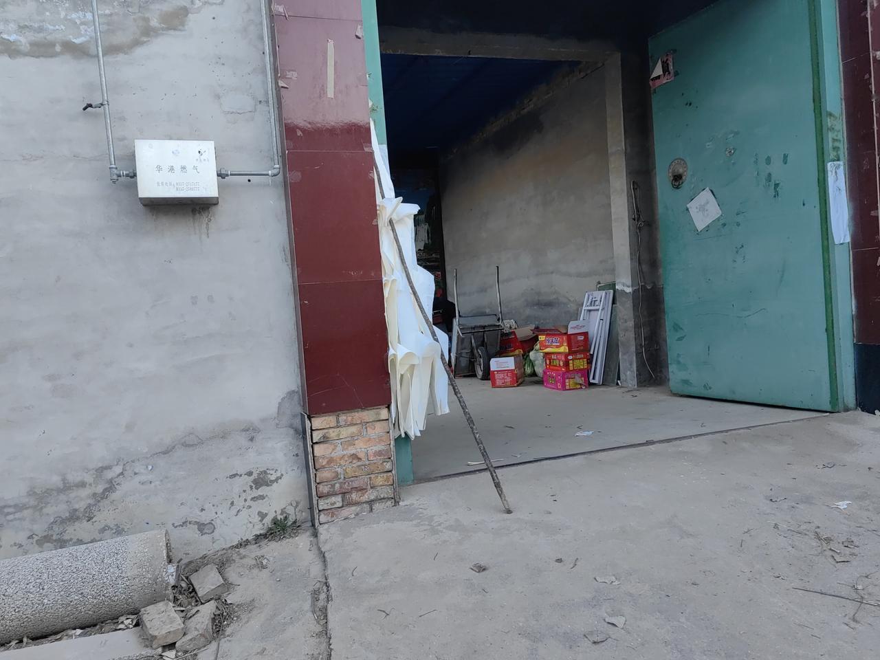 昨天晚上断更了，因为有点特殊的原因。
前天晚上一点半左右，突然被震耳的礼花弹的响