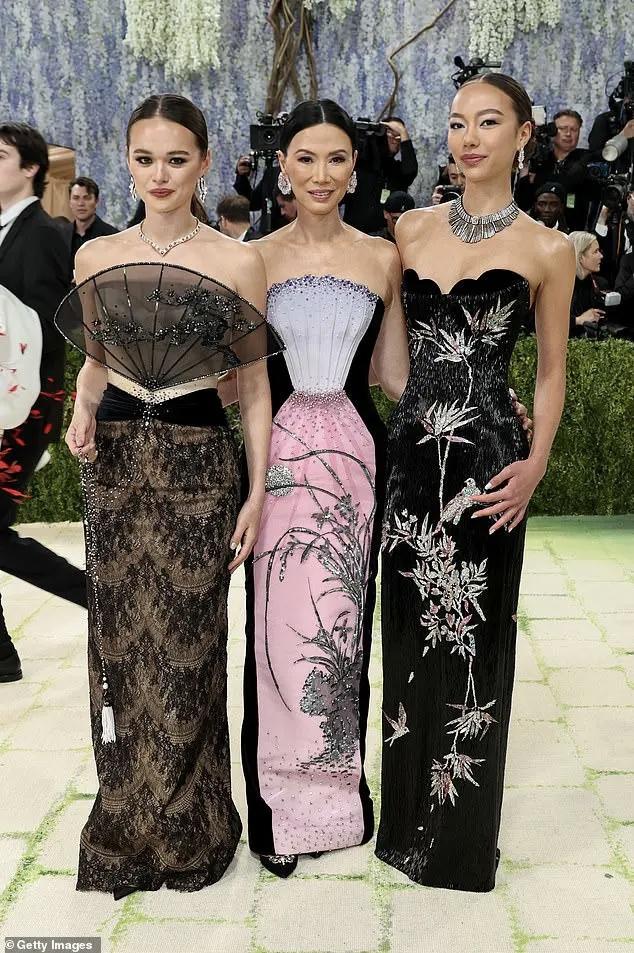 邓文迪的两个女儿没有东方面孔，却把中国元素穿在了身上。Met Gala 晚宴上，