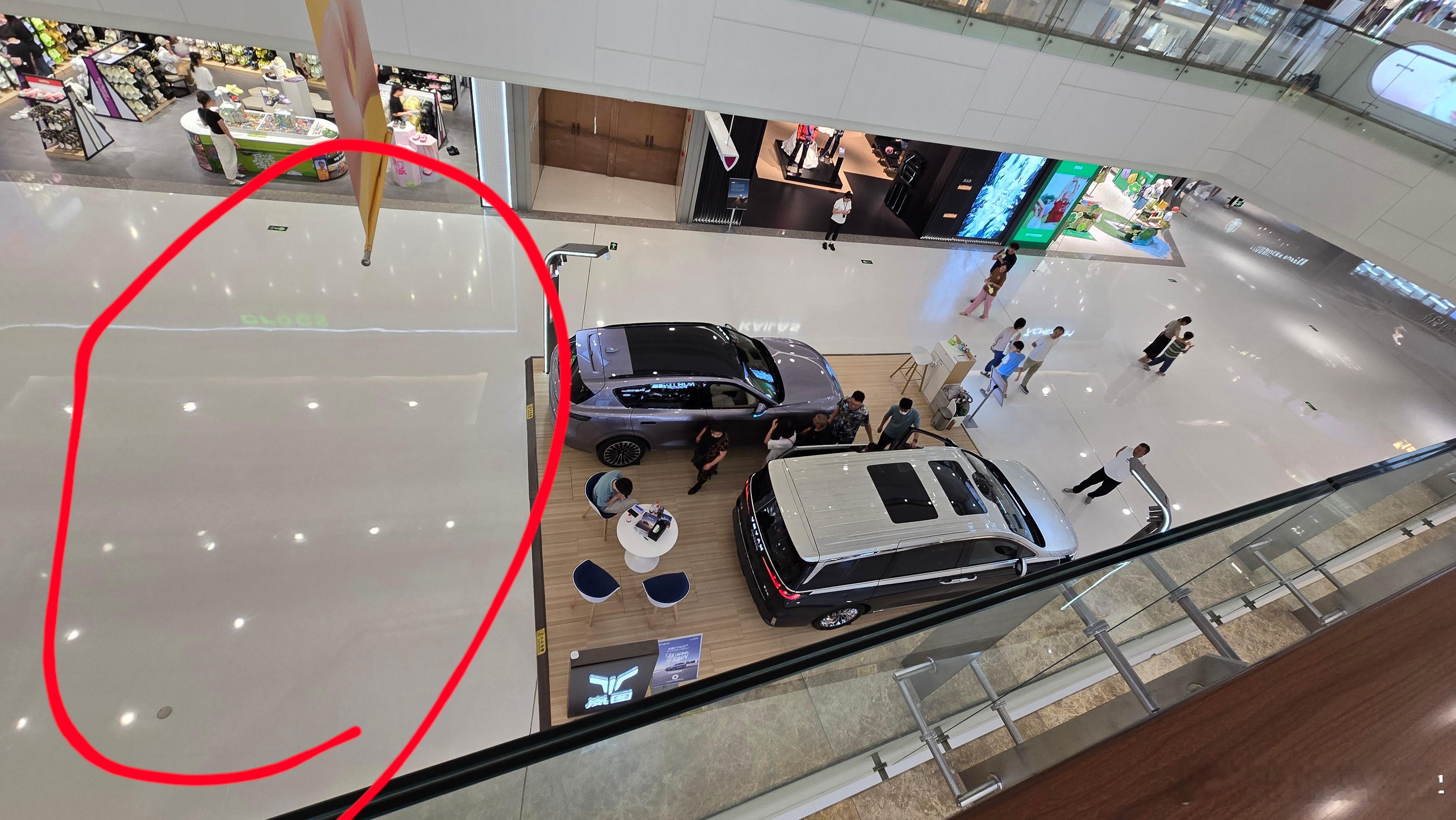 我家边上这个商场开了一年多的蔚来快闪店也关门走人了[惊恐]去年最忙的时候，展车几